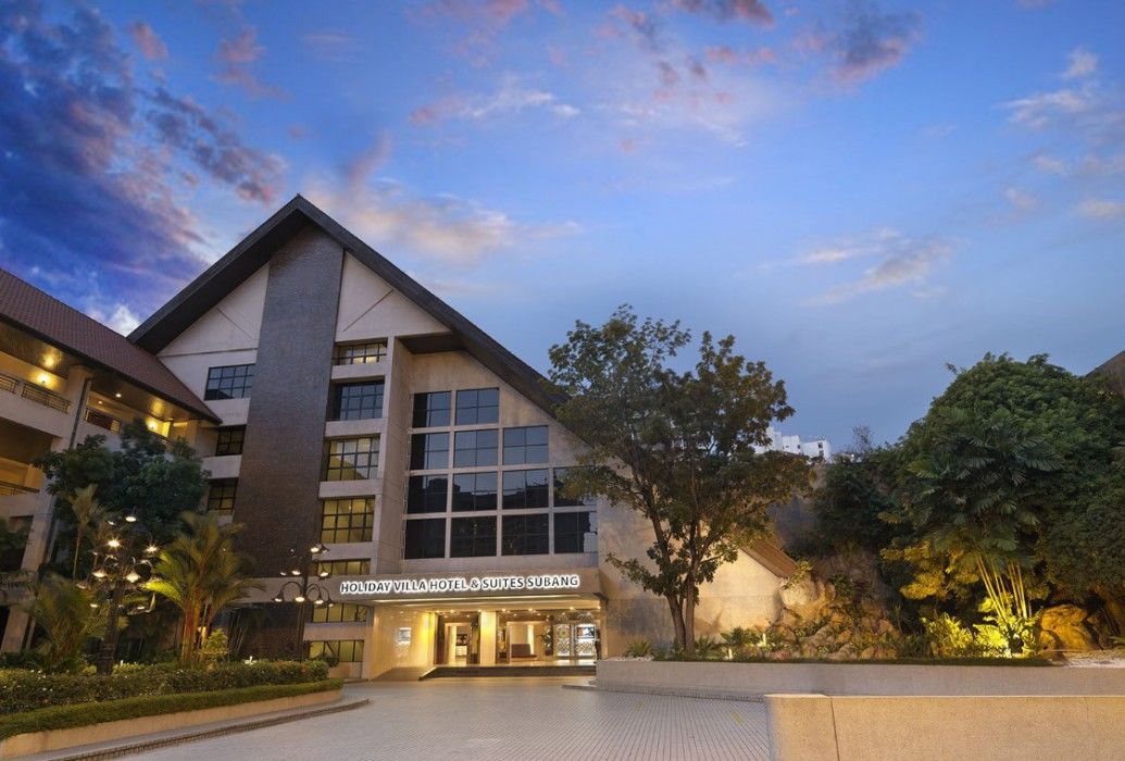 Holiday Villa Hotel & Suites Subang Subang Jaya Exterior photo The hotel's main entrance