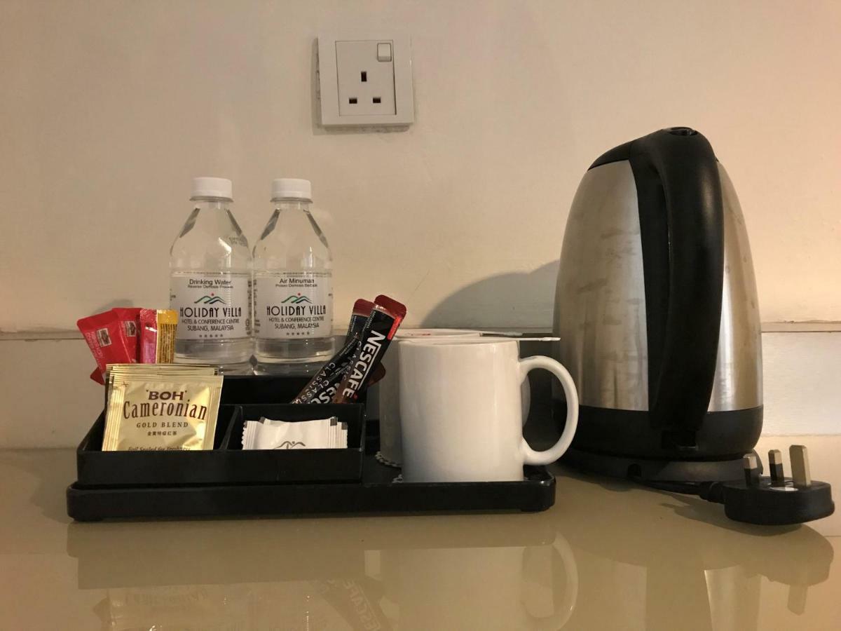 Holiday Villa Hotel & Suites Subang Subang Jaya Exterior photo A kettle and a mug in a hotel room