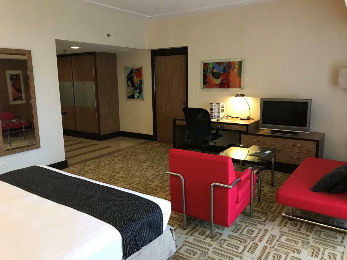 Holiday Villa Hotel & Suites Subang Subang Jaya Exterior photo A room at the hotel