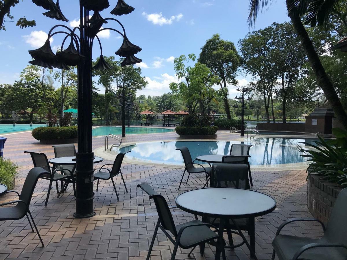 Holiday Villa Hotel & Suites Subang Subang Jaya Exterior photo The swimming pool at the Royal Selangor Club