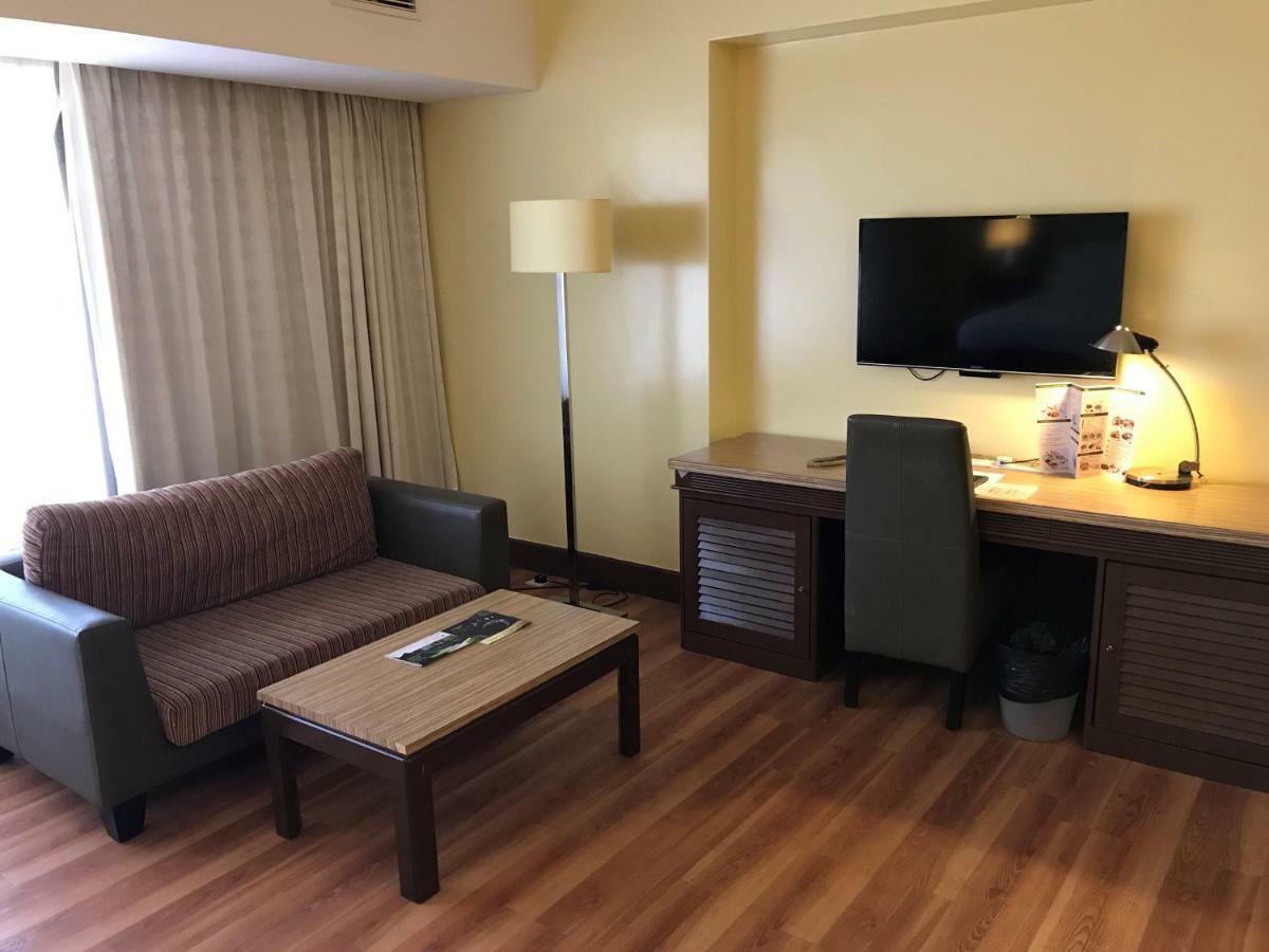 Holiday Villa Hotel & Suites Subang Subang Jaya Exterior photo A room at the hotel