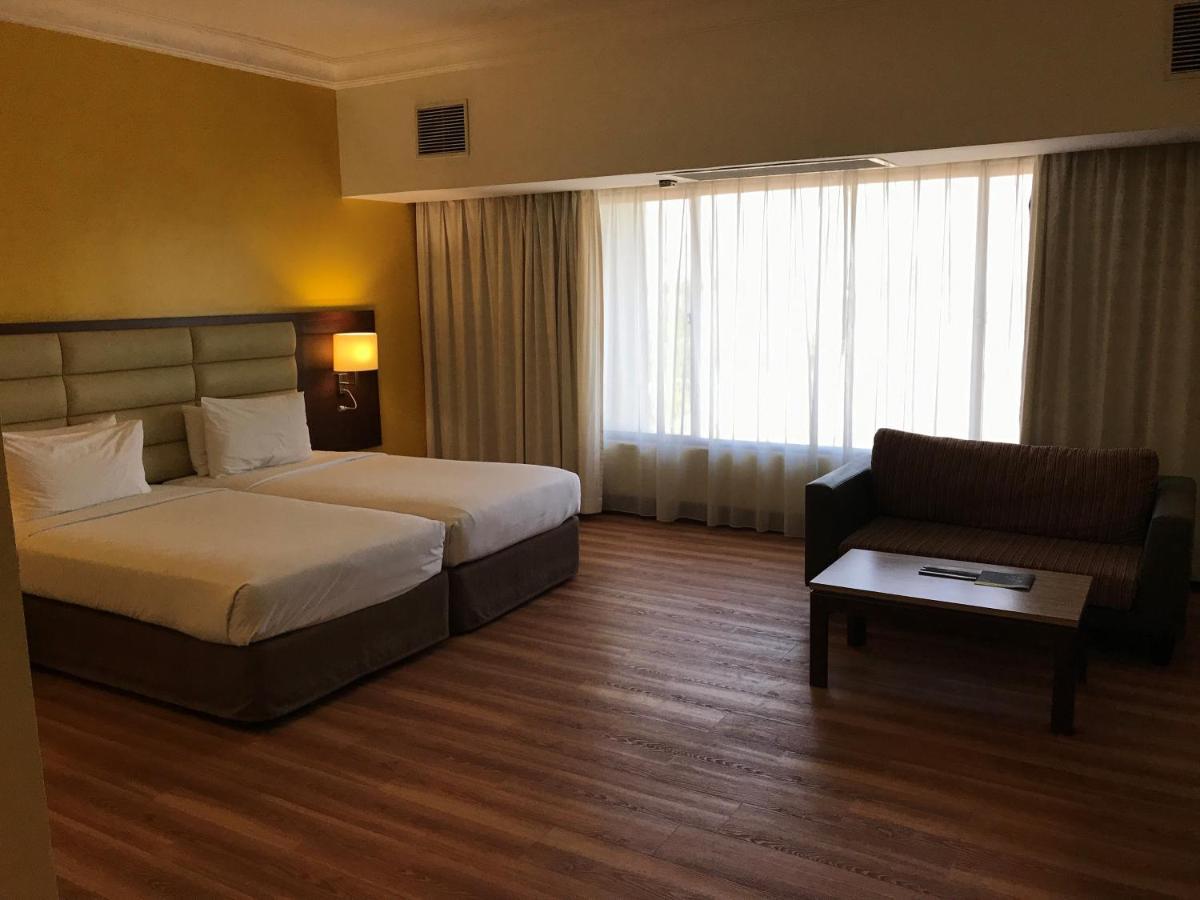 Holiday Villa Hotel & Suites Subang Subang Jaya Exterior photo A room at the hotel